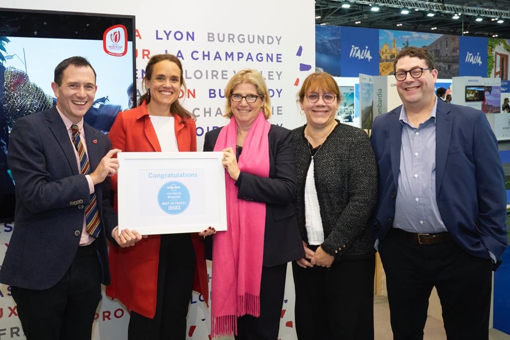 Sophie Ollier Dumas (au centre), directrice générale de BFC Tourisme était à Londres ce lundi 1er novembre afin de recevoir l’Awards récompensant la destination La Bourgogne. Cette remise de prix a eu lieu dans le cadre du salon professionnel World Travel Market (WTM). © Bourgogne Franche-Comté Tourisme