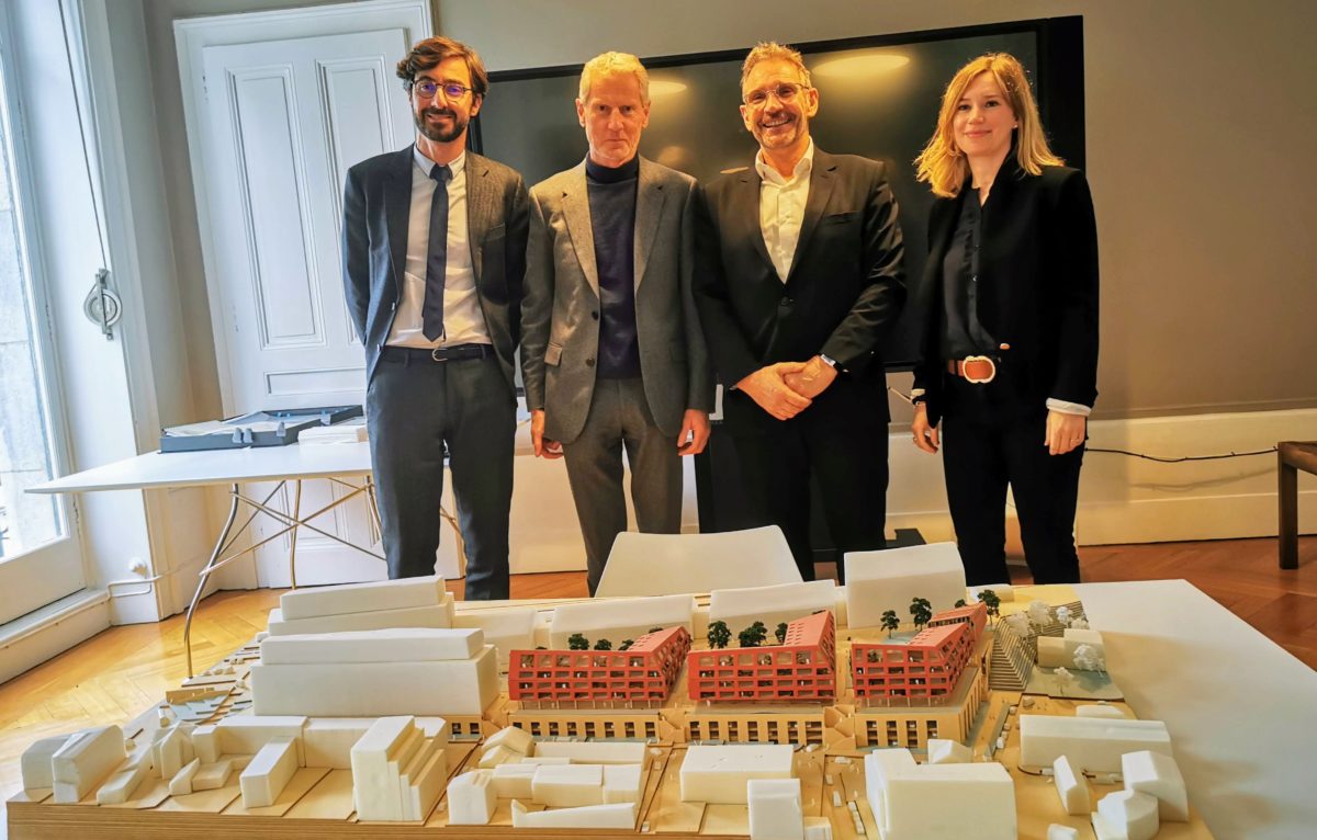 De gauche à droite : Maître Mohn, M. Bernard Bletton, directeur général délégué à Territoire 25, M. Fabrice Jeannot, PDG de SMCI Editeur Immobilier et Maître Loulier, devant la maquette du futur ensemble résidentiel Génius.  ©