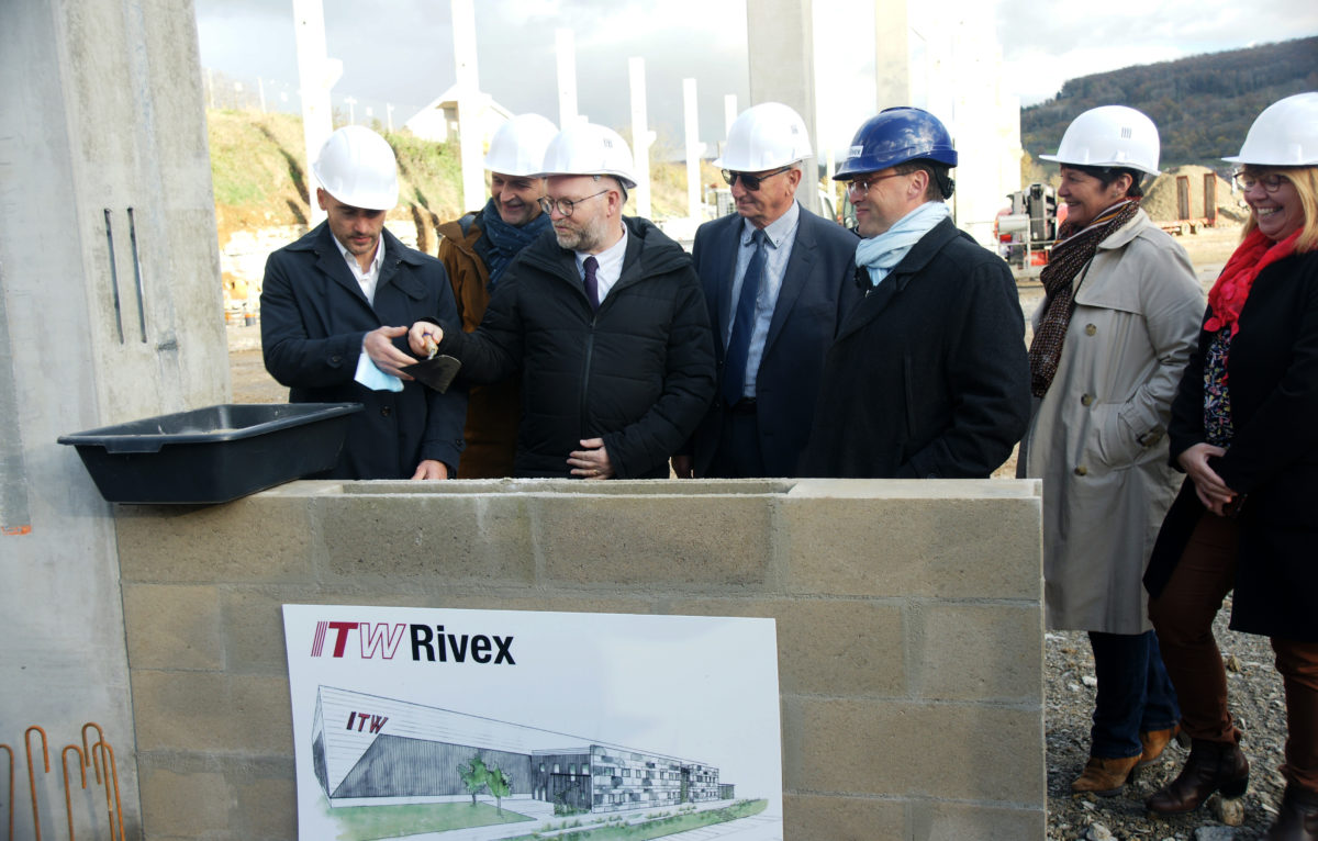 Pose de la première pierre de la nouvelle usine ITW Rivex à Ornans. © Ville d'Ornans