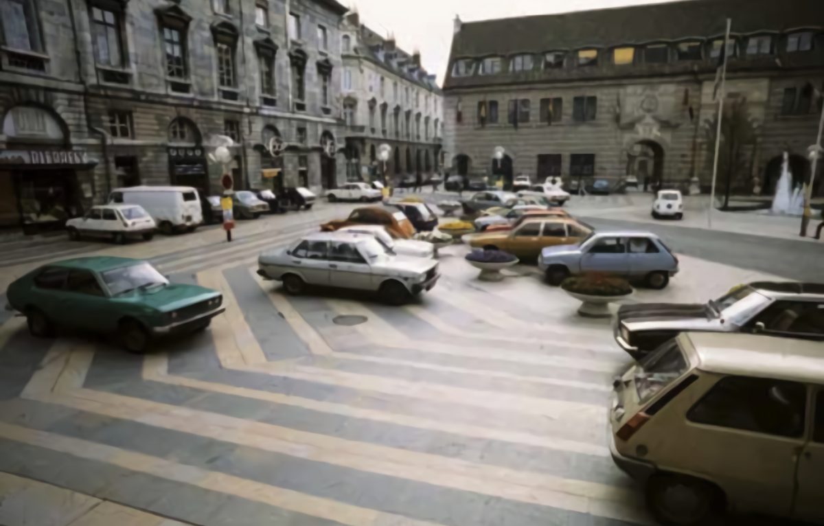 1975 : la place du Huit septembre apre?s les travaux d’ame?nagement pie?tonnier. Le stationnement automobile est encore possible. © Ville de Besançon