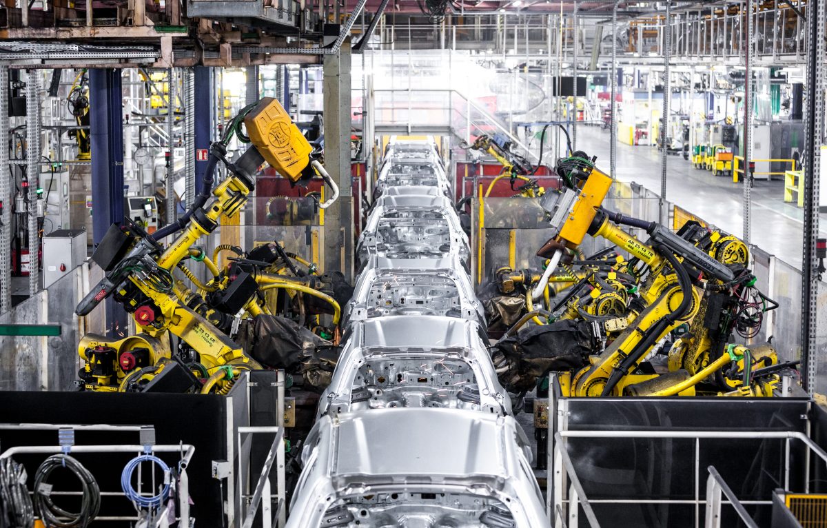 Soudure des caisses sur ligne de ferrage robotisé (Mulhouse -2017) © Julien Cresp Groupe PSA, Direction de la communication