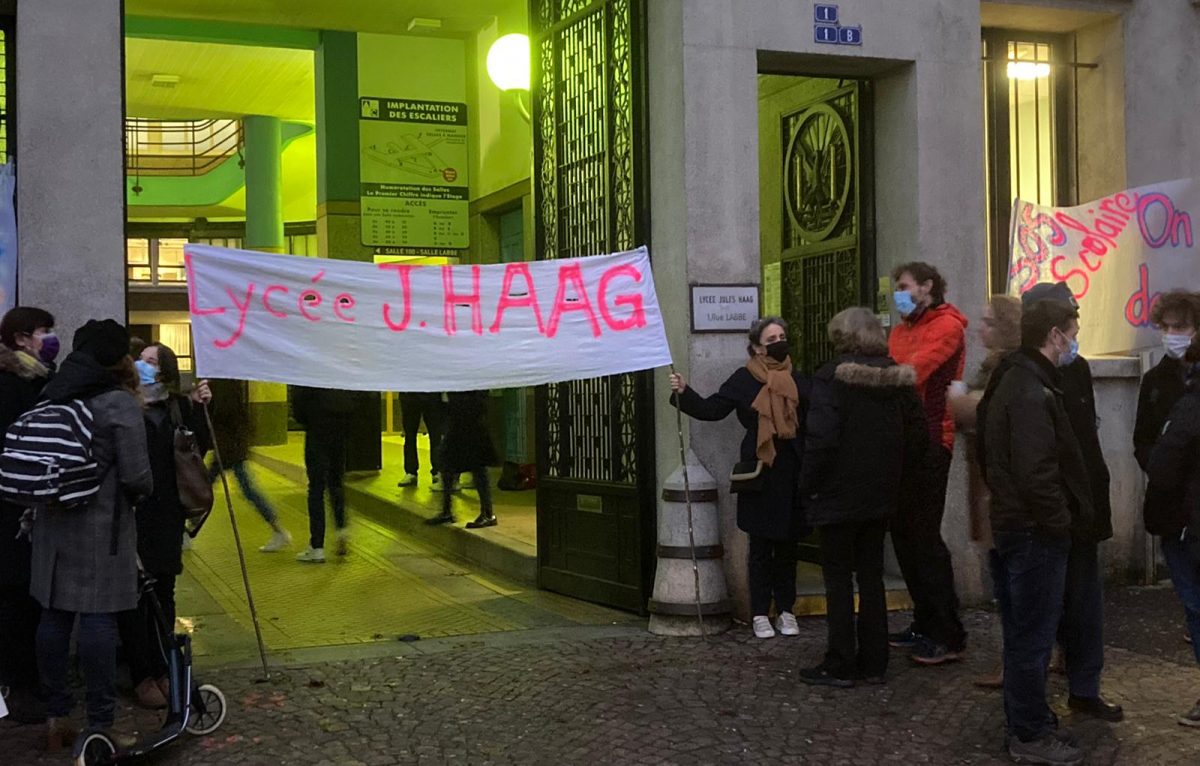 Ce jeudi matin devant le lycée Jules Haag à Besançon. © BJPA