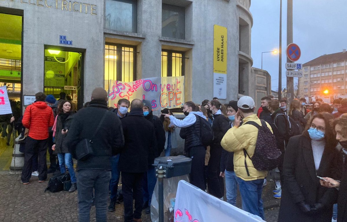 Manifestation devant le lycée Jules Haag le 3 février. © PLJB