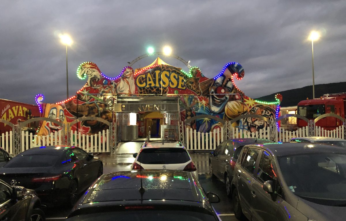 Le cirque Zavatta sur le parking de Carrefour Chalezeule cette semaine. © Alexane Alfaro