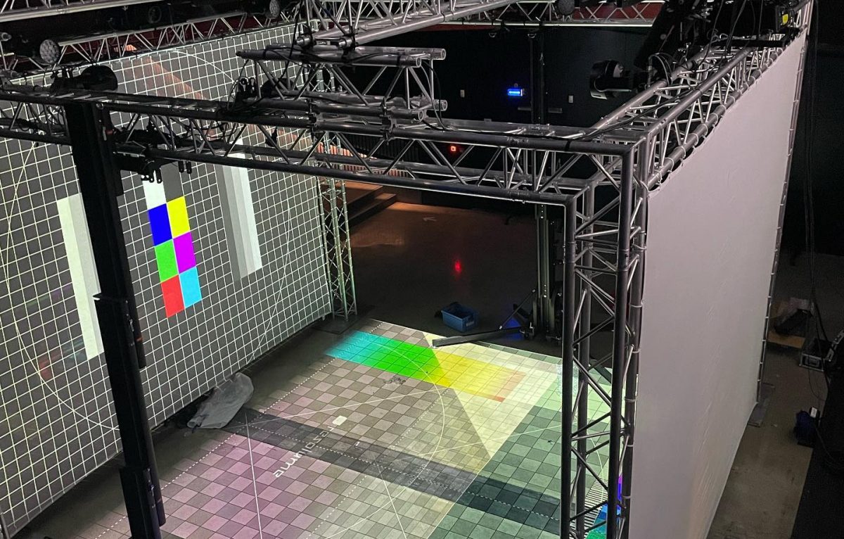 Le cube de l’installation ACT de THÉORIZ Studio qui servira aussi de scène pour les 2 soirées de concerts avec La Fraicheur Leonard De Leonard Chapelier fou Zerolex Blutch est en montage par PFL Events Ex Lumina © La Rodia