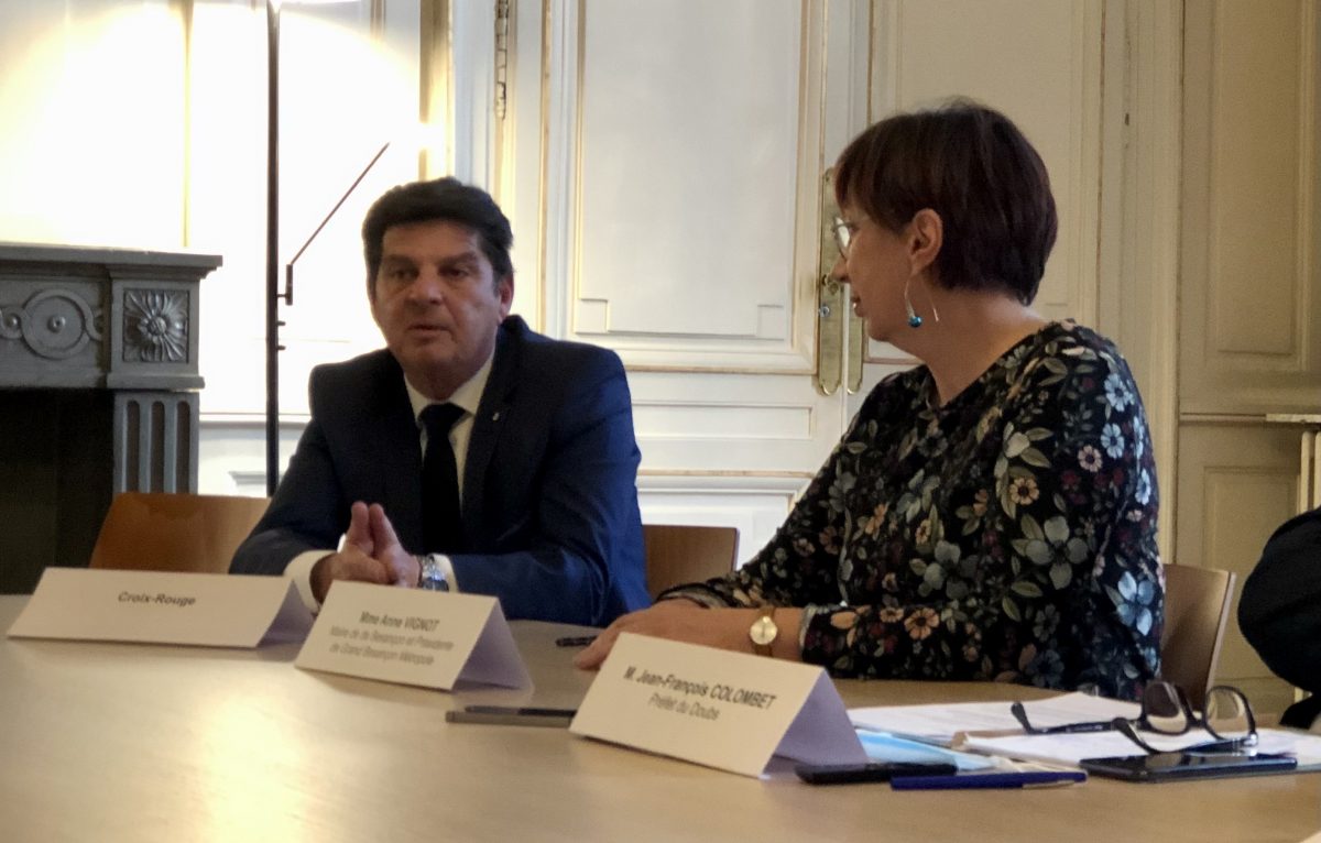 Patrick Boccara, vice-président de la Croix-Rouge à Besançon et Anne Vignot, maire de Besançon. © Alexane Alfaro