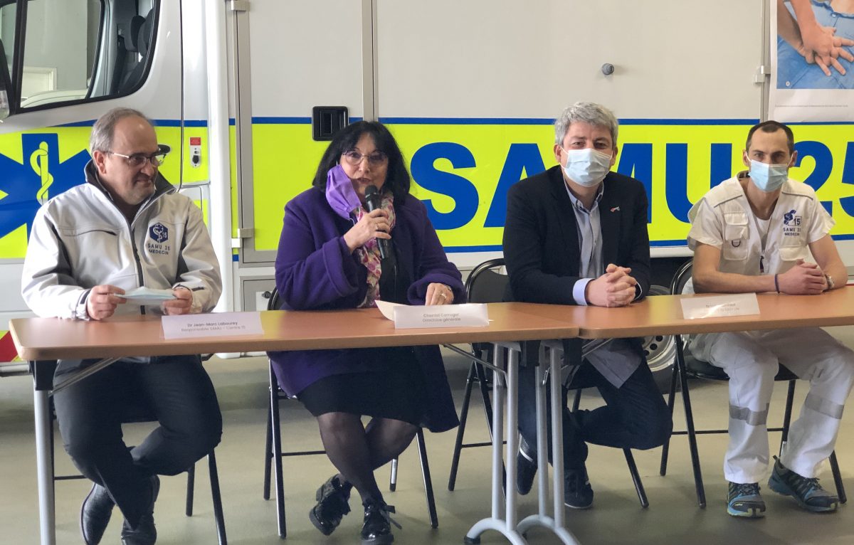 Dr Jean-Marc Labourey, responsable du SAMU-SMUR Centre 15 du CHU de Besançon, Chantal Carroger, directrice générale du CHU de Besançon, Dr Lionel Lamhaut, président de SAUV Life et Dr Antoine Sigaux, responsable adjoint du SAMU-SMUR Centre 15 du CHU de Besançon. © Alexane Alfaro