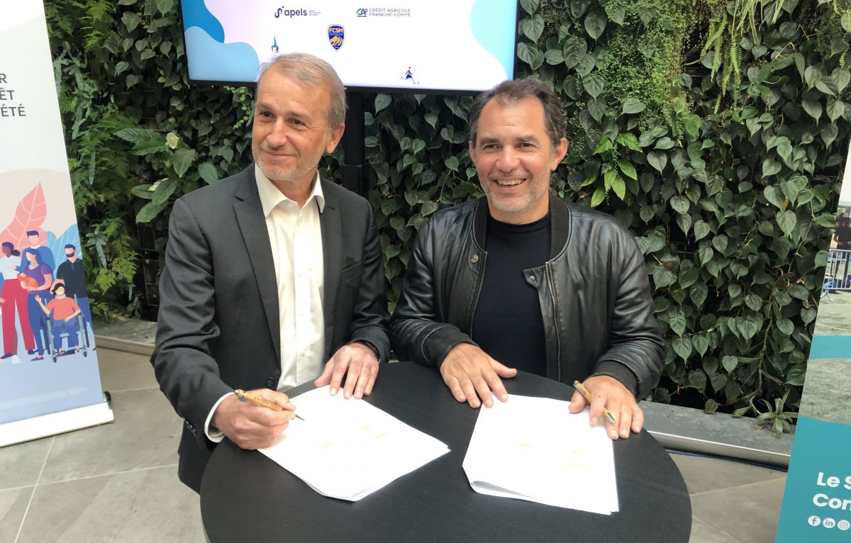 Franck Bertrand, directeur général du Crédit Agricole Franche-Comté et Jean-Philippe Acensi, président de l'Agence pour l'école par le sport (APELS) à Besançon le 28 avril 2022. © Alexane Alfaro