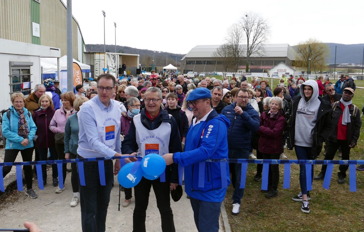 Le Président Bosset (Président de l’association), Mr Allain (Maire de Thise) et Mr Magnin-Feysot (Maire de Chalezeule) étaient présents pour donner le top départ de la marche. © DR