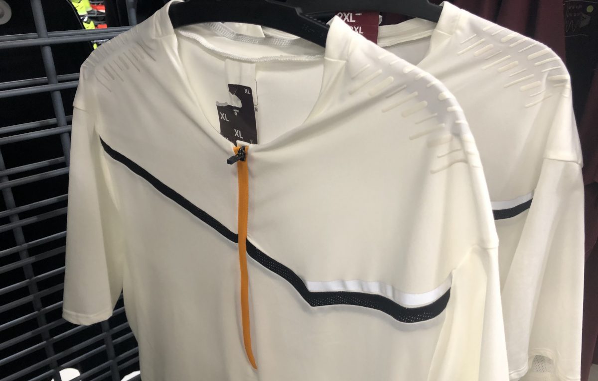 Le t-shirt Evadict homme avec print en silicone sur les épaule. © Alexane Alfaro