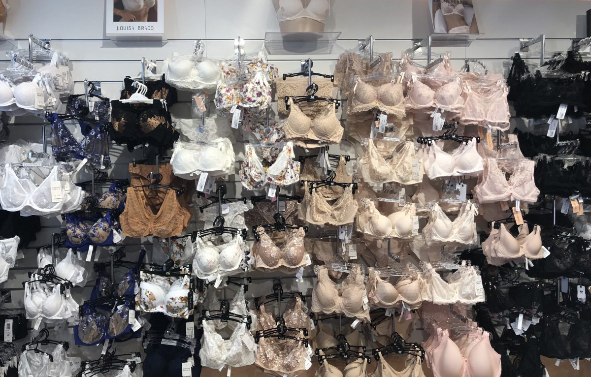 Le mur de lingerie avec de belles marques chez Eve Boutique. © Alexane Alfaro
