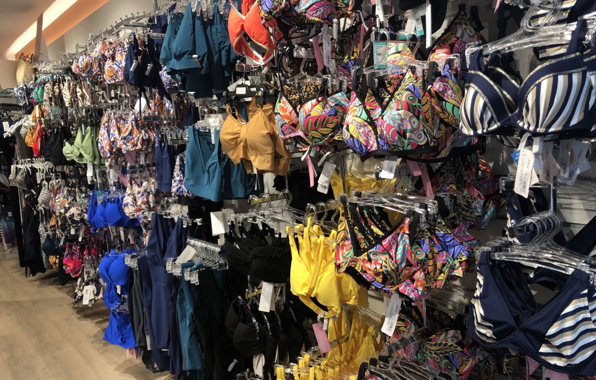 Une partie du rayon de maillots de bain de Eve Boutique. © Alexane Alfaro