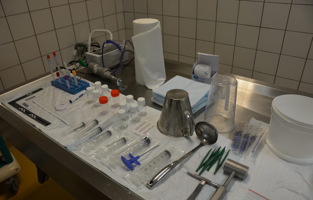 Ustensiles et instruments de la salle d'autopsie <span class='copyright'>© Valentin Loisel</span>