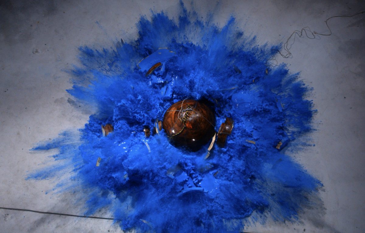 Roman Signer, Kugel mit blauer Farbe. 2012. © Roman Signer.
