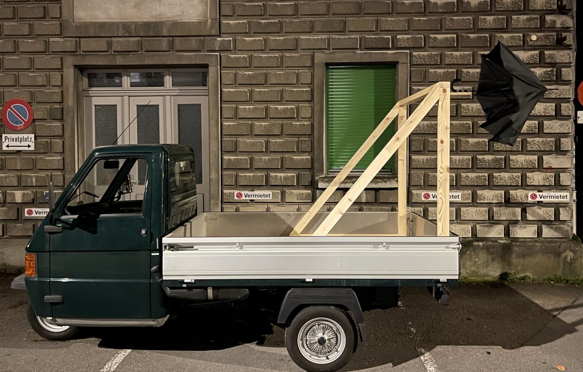 Roman Signer, Piaggio mit Schirm, 2022. © Roman Signer