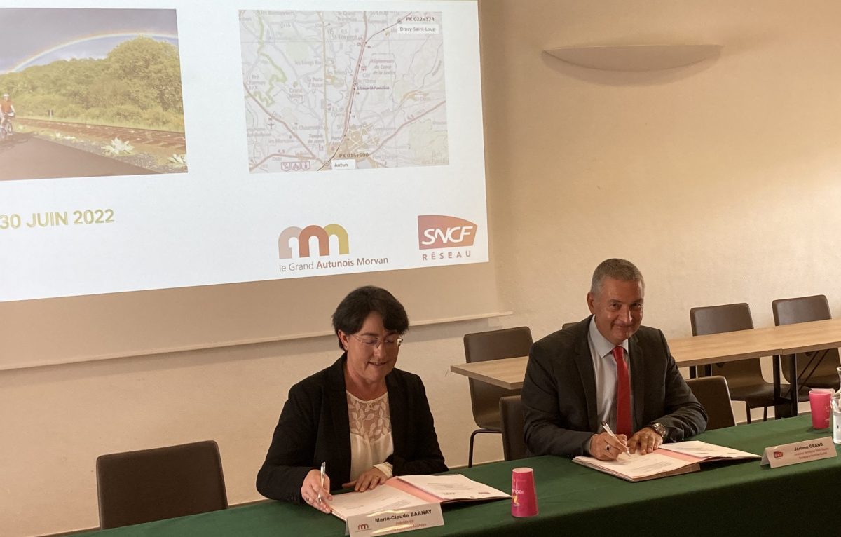 Jérôme Grand, Directeur territorial SNCF Réseau Bourgogne-Franche-Comté et Marie-Claude Barnay, Présidente du Grand Autunois-Morvan, ont signé le 30 juin 2022 une convention de transfert de gestion de cette ligne non circulée. © SNCF Réseau