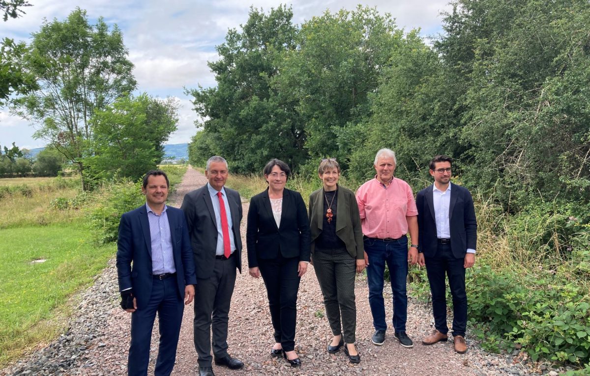 Visite de la ligne non circulée Autun / Dracy-Saint-Loup ont été organisées le 30 juin en présence de Jérôme DURAIN, Sénateur de Saône-et-Loire, Catherine AMIOT, Vice-présidente du Conseil départemental de Saône-et-Loire , Marie-Claude BARNAY, Présidente du Grand Autunois- Morvan, Jean-Claude LHOSTE, Maire de Dracy-Saint-Loup, Damien HERLEM, représentant du Maire d’Autun et de Jérôme Grand, Directeur territorial Bourgogne-Franche-Comté SNCF Réseau. © SNCF Réseau