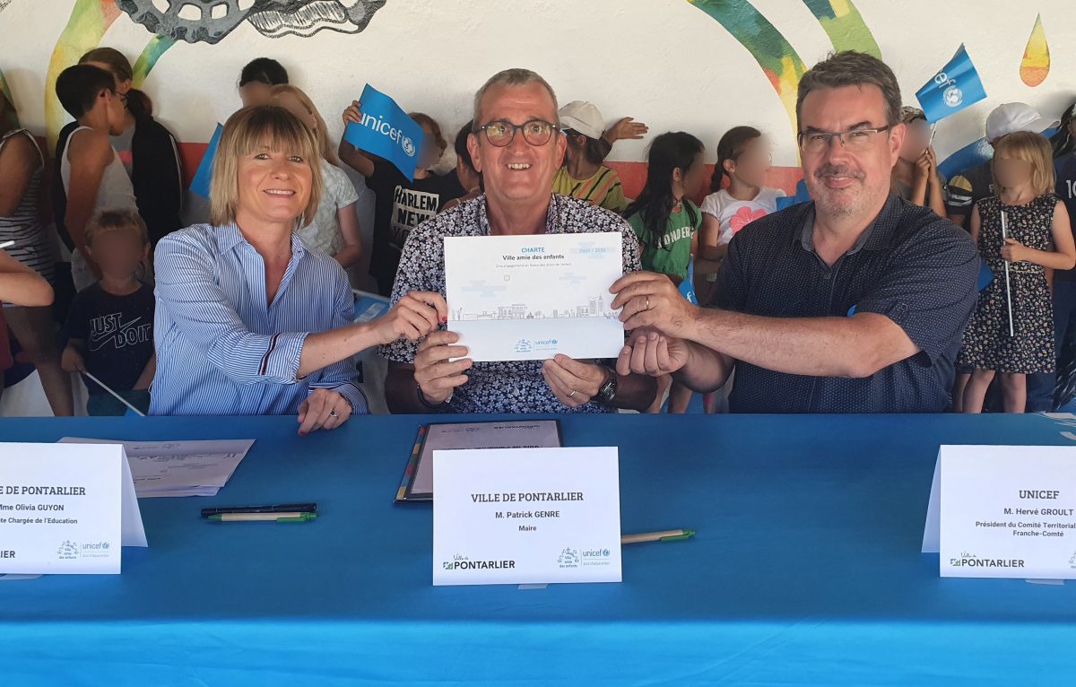 Olivia Guyon, maire adjointe à l’Éducation, Patrick Genre, maire de Pontarlier, et Hervé Groult, président du Comité Territorial UNICEF Franche – Comté ©