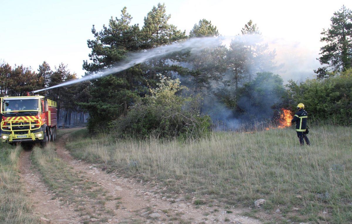 Feu de broussailles (illustration) © SDIS