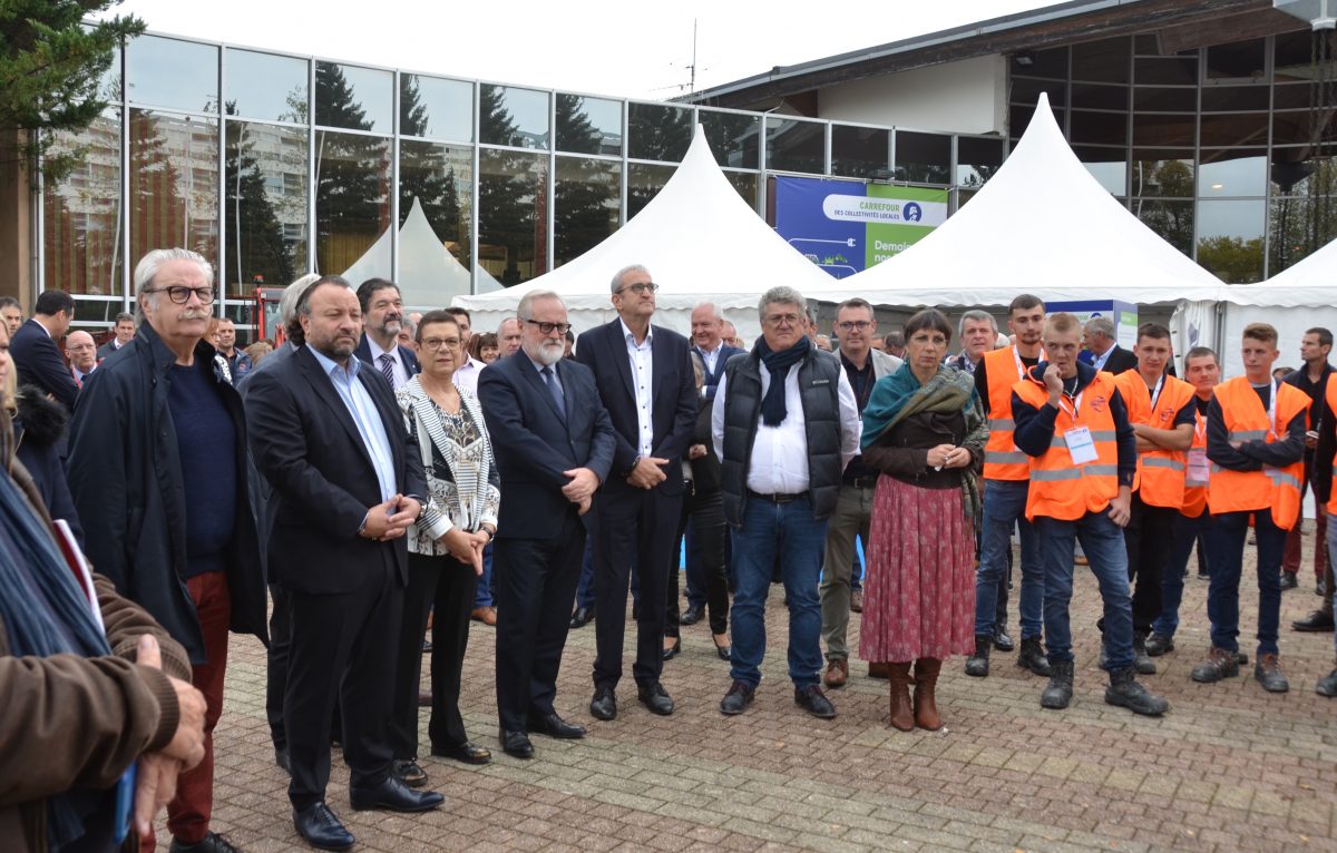 Élus, partenaires, entreprises et jeunes apprentis, réunit devant le hall E de Micropolis. © Charles Perrin