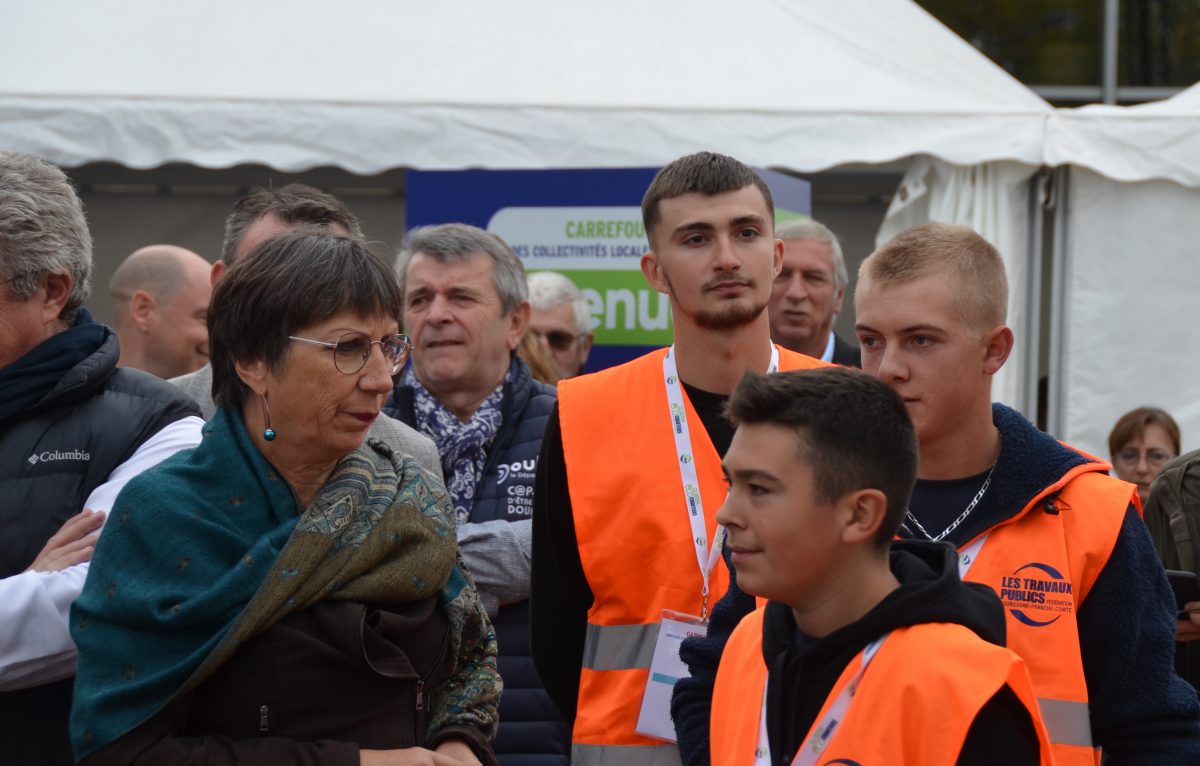 Anne Vignot, maire de Besançon, avec les apprentis. © Charles Perrin