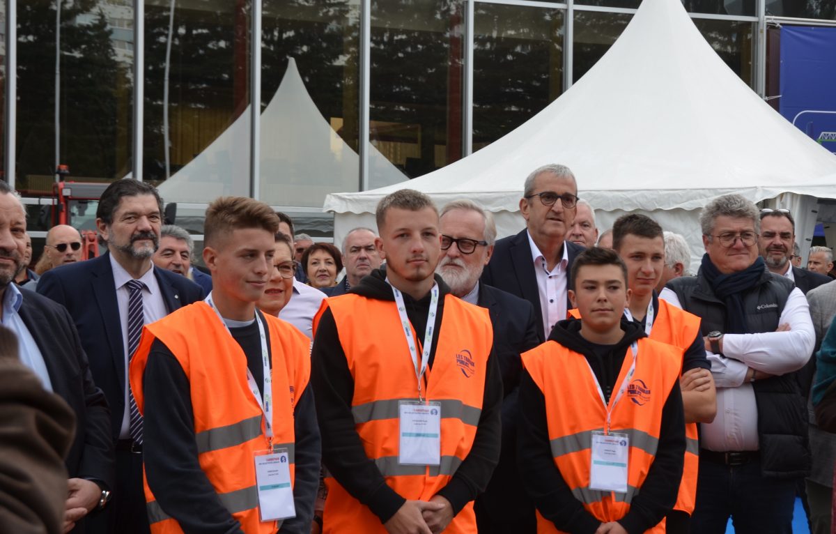 Jean-François Colombet, préfet du Doubs, avec les jeunes apprentis. © Charles Perrin