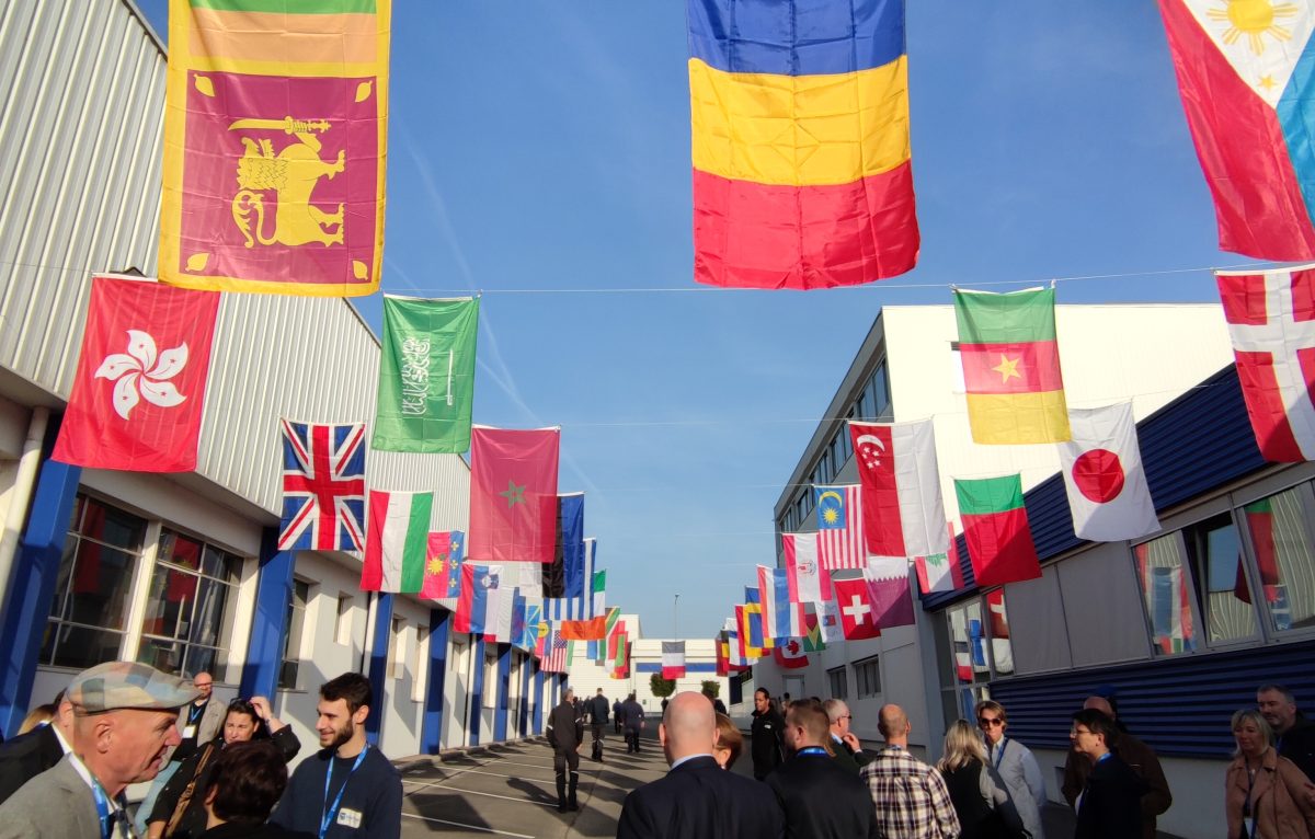 Les drapeaux des pays de tous les partenaires et clients de Mantion. © Charles Perrin