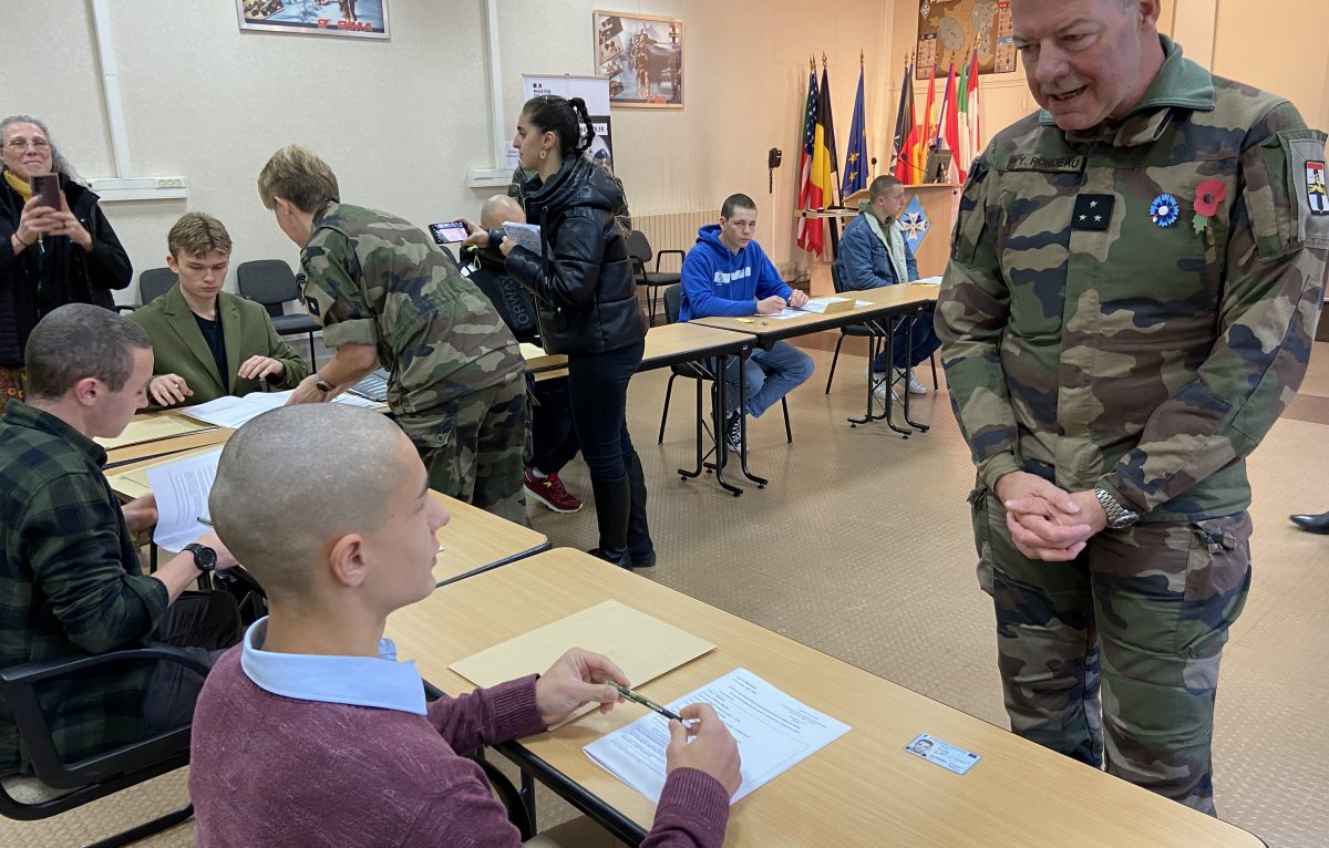 Pablo, en discussion avec le général Rondeau sur son avenir au sein des pompiers de Paris. © Elodie R