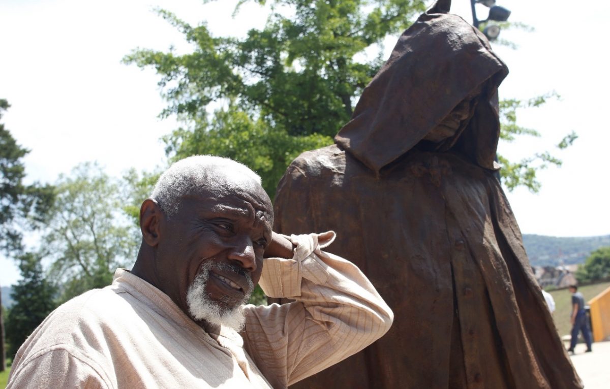 Ousmane Sow près de sa sculpture 