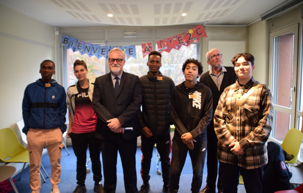 Le préfet du Doubs Jean-François Colombet entouré des élèves qui composent la première promotion de l’École de la 2e Chance du Doubs. © Préfet du Doubs/Twitter