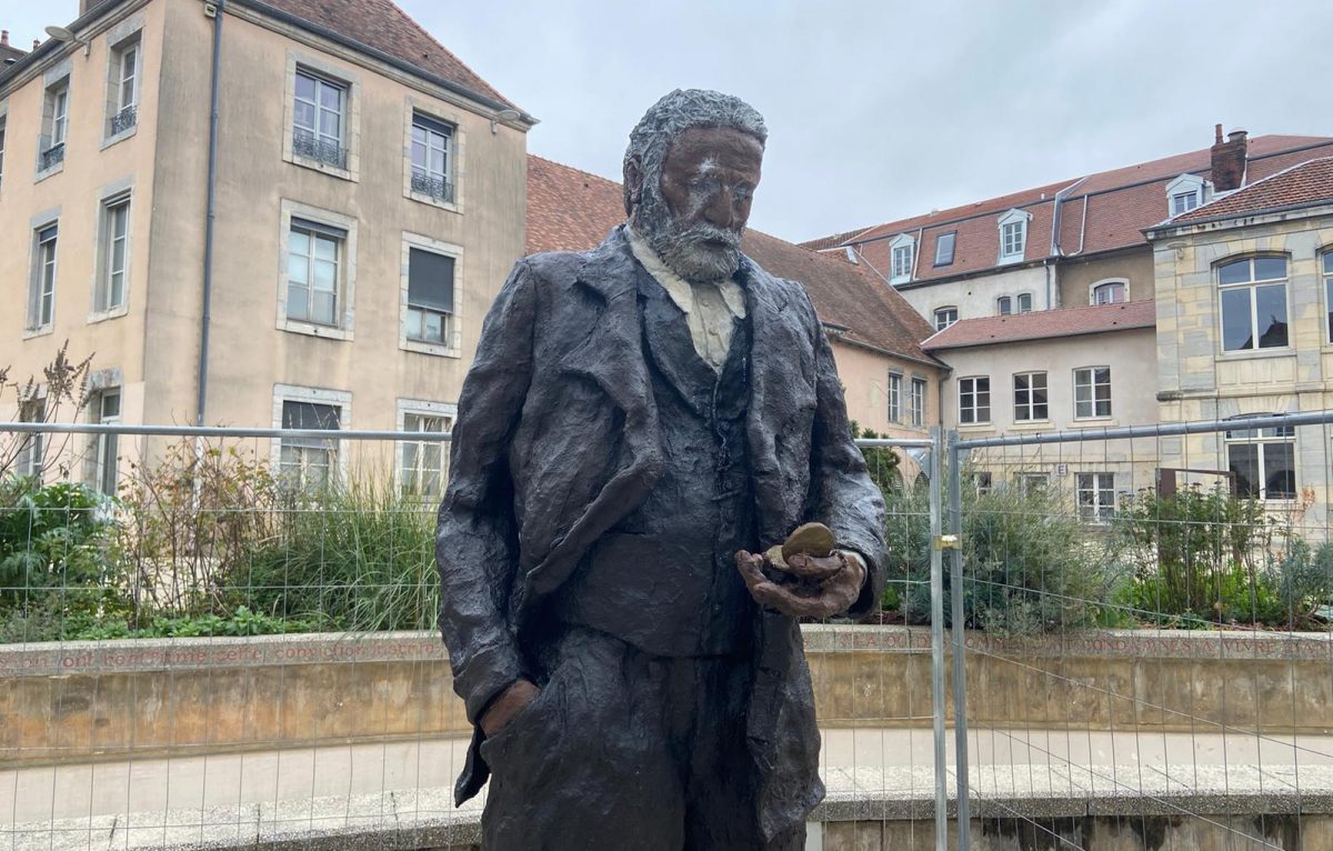 Le visage de Victor Hugo a été nettoyé par les services de la Ville de Besançon. © Charles Perrin