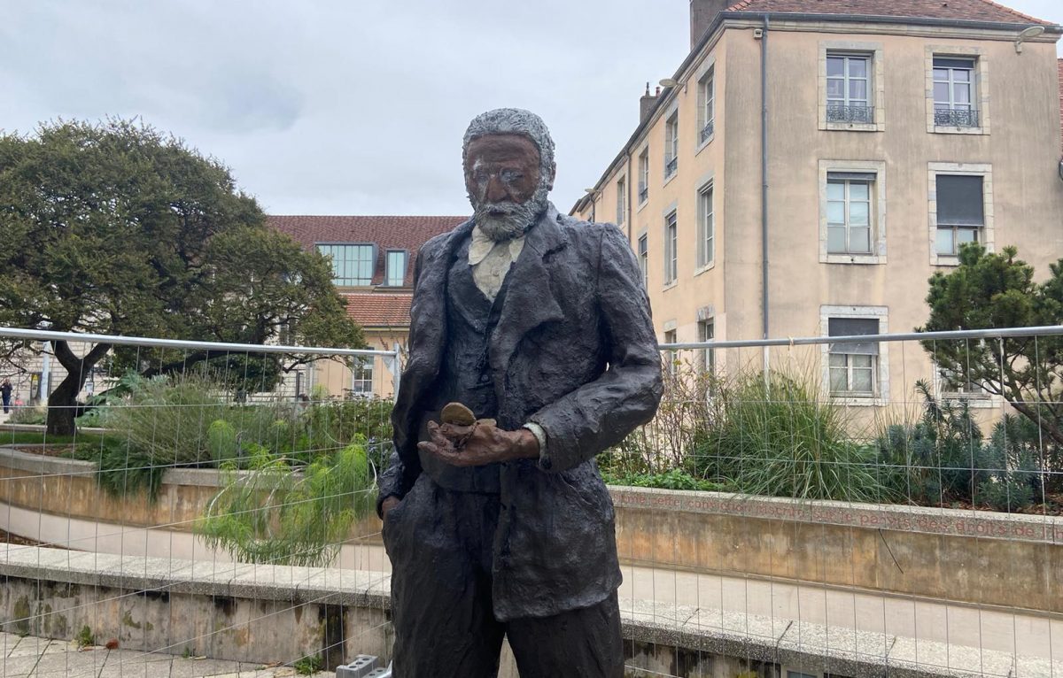 Le rendez-vous est donné devant la statue Victor Hugo. © Charles Perrin