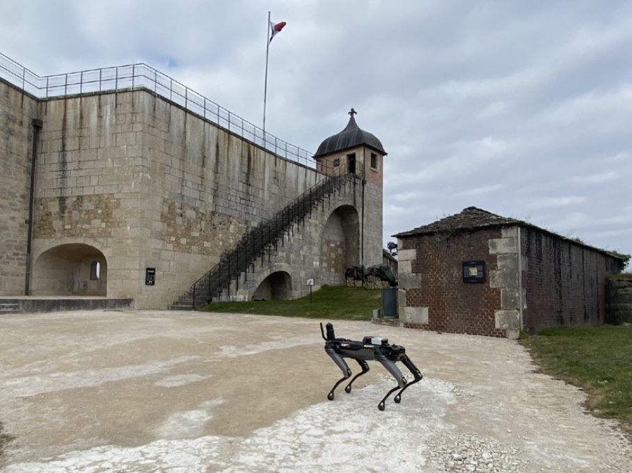 Un chien robot à la Citadelle de Besançon. © Sophie Lardies