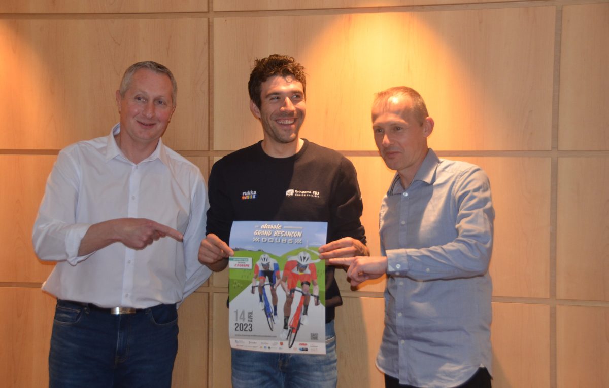 Les organisateurs, Didier et Laurent Monrolin, ainsi que le cycliste Thibaut Pinot. ©