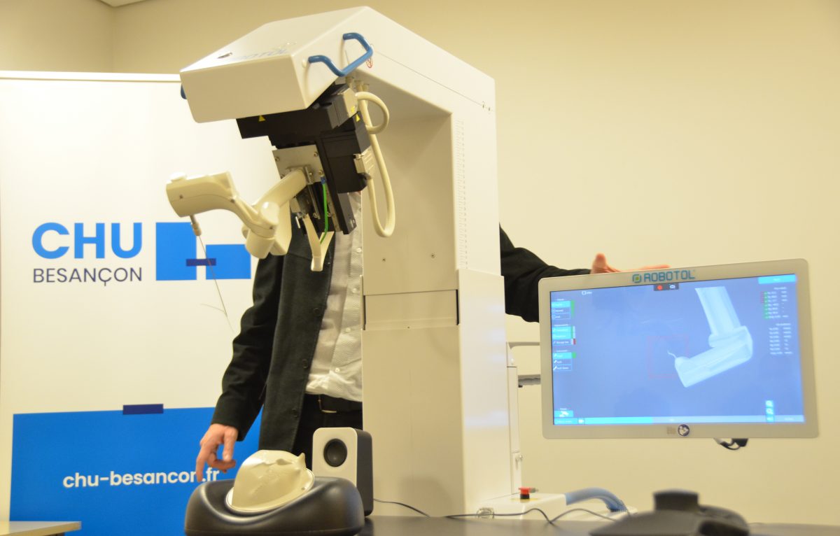 Le professeur Laurent Tavernier présente le nouveau robot, destiné à la chirurgie de l'oreille. © Eva Bourgin