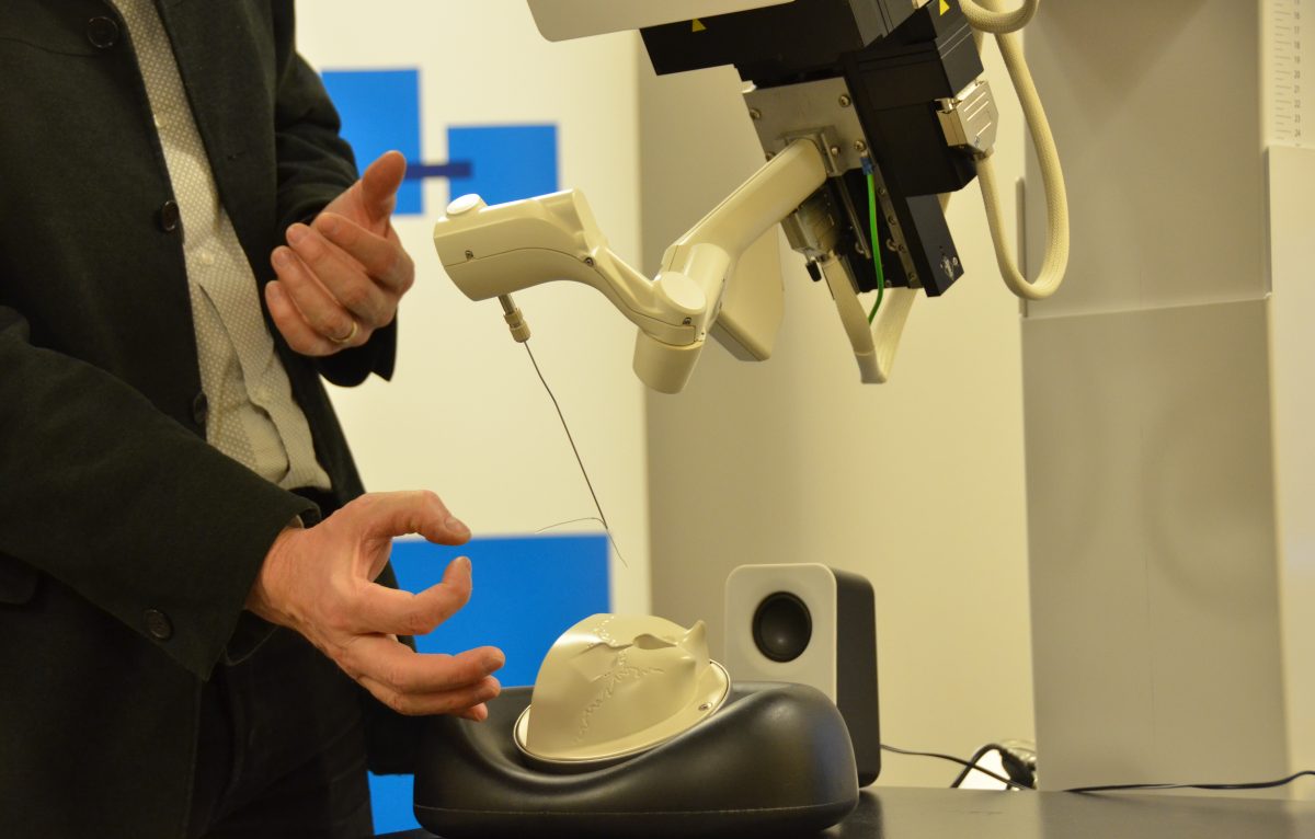 Le professeur Laurent Tavernier présente le nouveau robot, destiné à la chirurgie de l'oreille. © Eva Bourgin