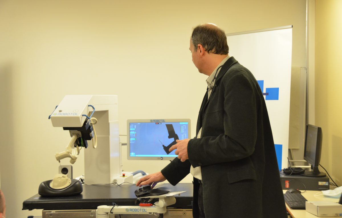 Le professeur Laurent Tavernier présente le nouveau robot, destiné à la chirurgie de l'oreille. © Eva Bourgin