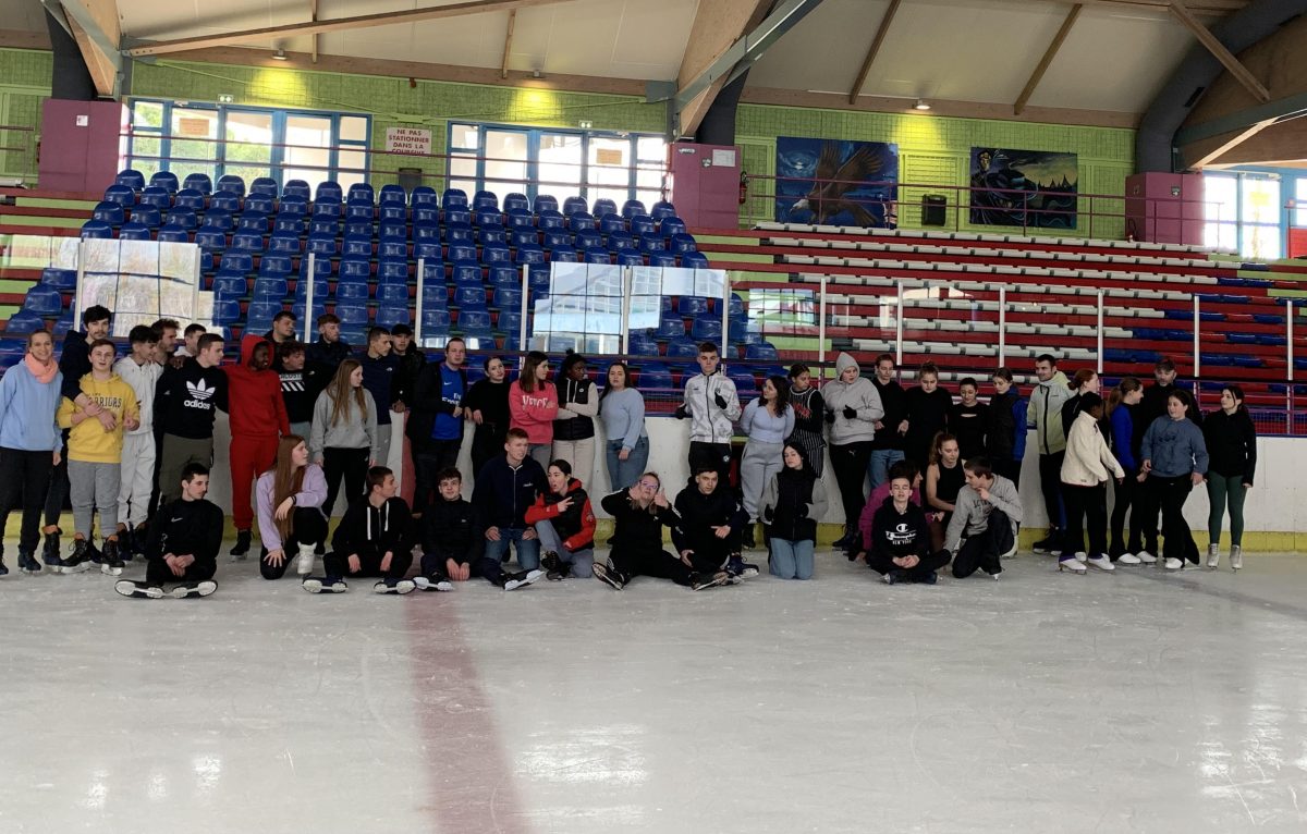 Les élèves et patineuses réunis. ©