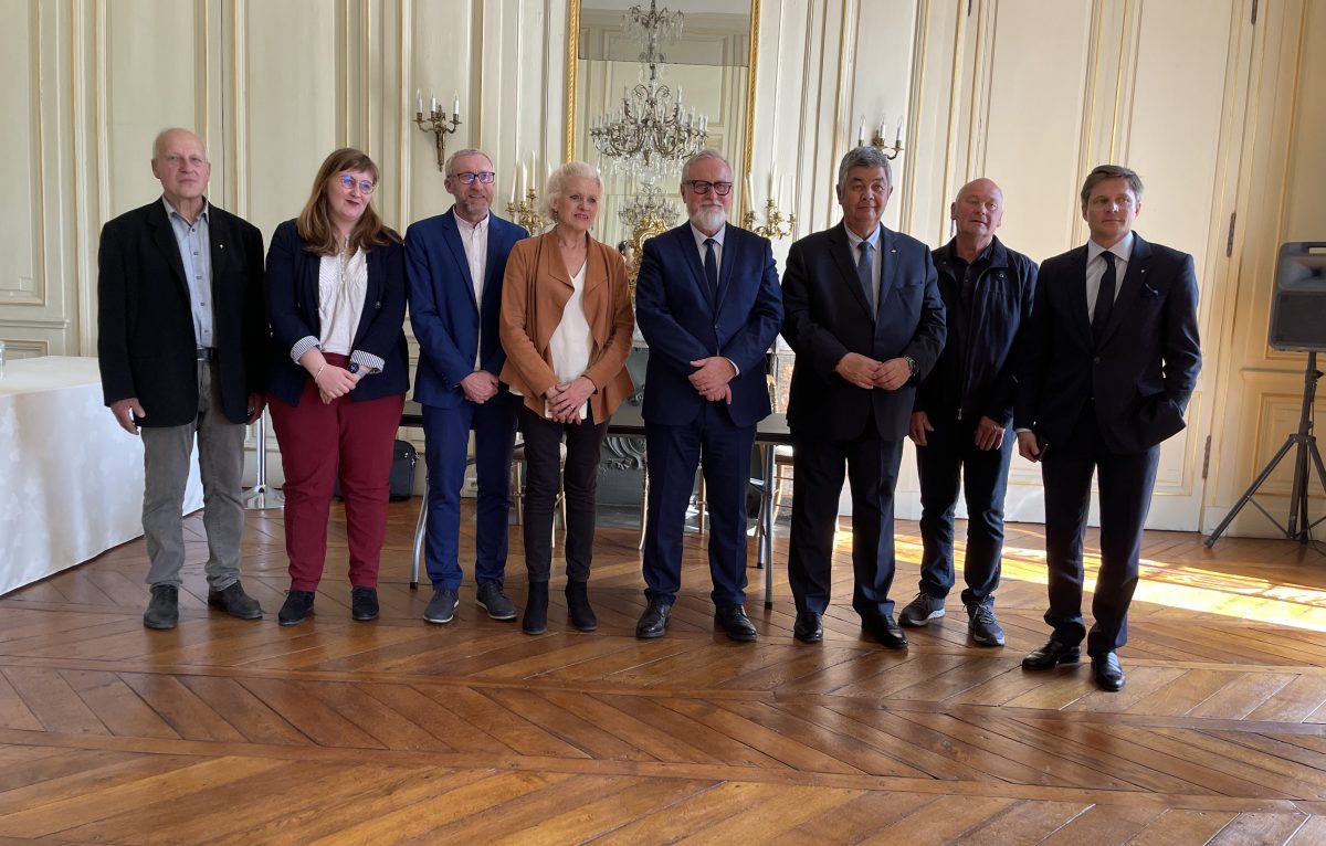 Les représentants des huit Communes du Doubs avec le Préfet Jean François Colombet, le 4 mai 2023 pour la signature des 
