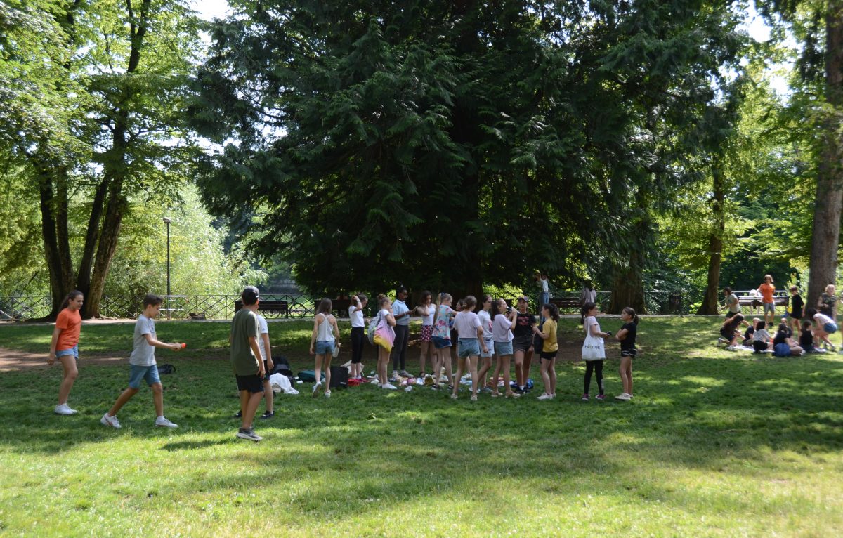 Les écoliers se retrouvent pour le goûter au parc Micaud avant le week-end © Lilou B.