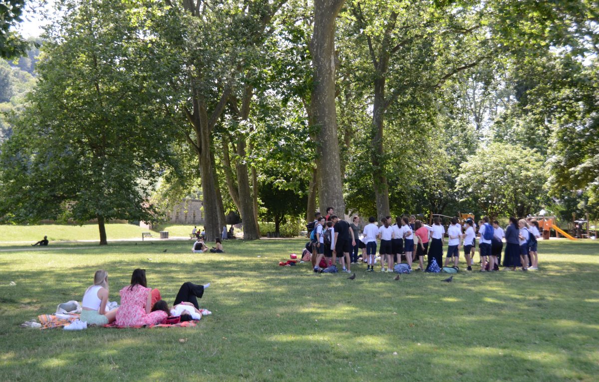 Une groupe d'écoliers à l'ombre des arbres de la Gare d'Eau © Lilou B.