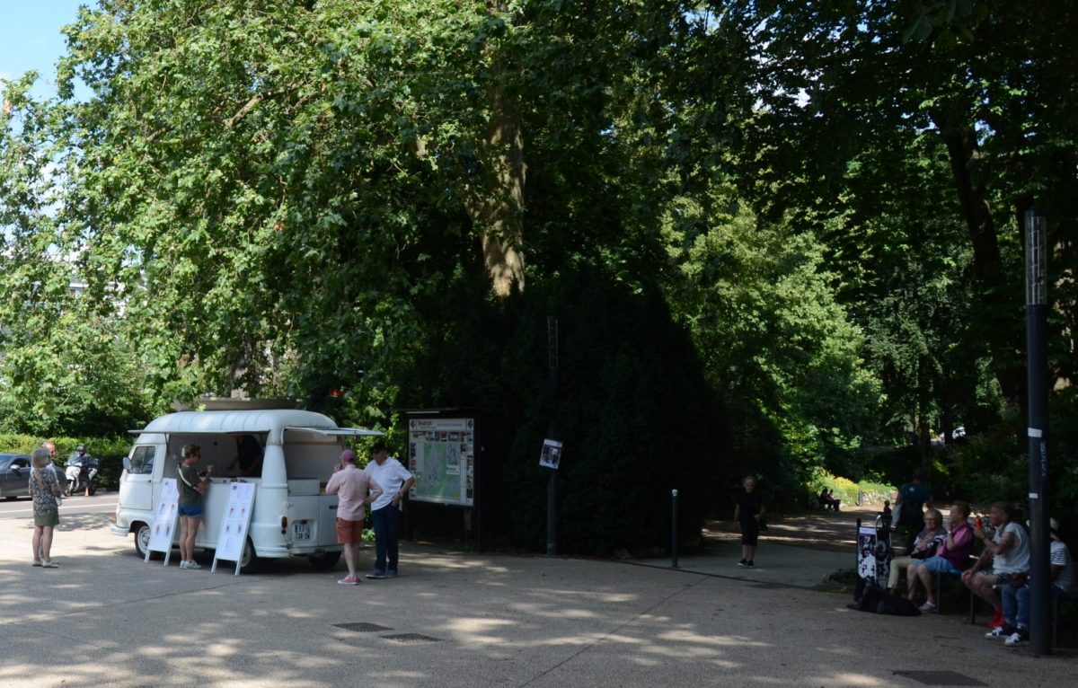 Le glacier Martinez s'est installé à l'entrée principale du parc Micaud © Lilou B.