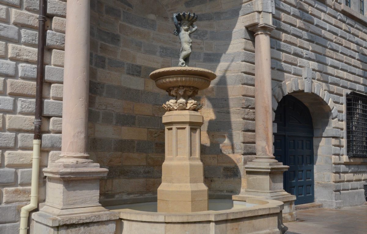 L'eau ne coule plus dans la fontaine de l’Hôtel de Ville, place du 8 septembre © Lilou B.