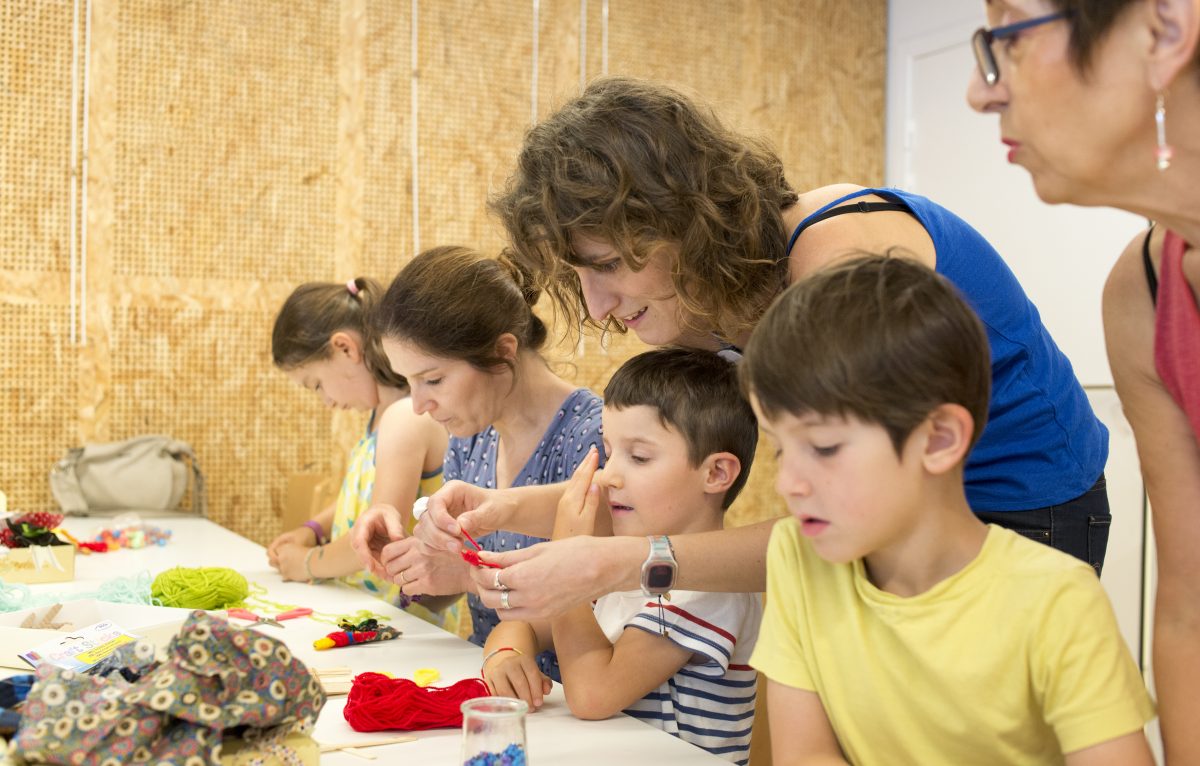 Visite-atelier parents-enfants © Frac Franche-Comté. Photo : Nicolas Waltefaugle