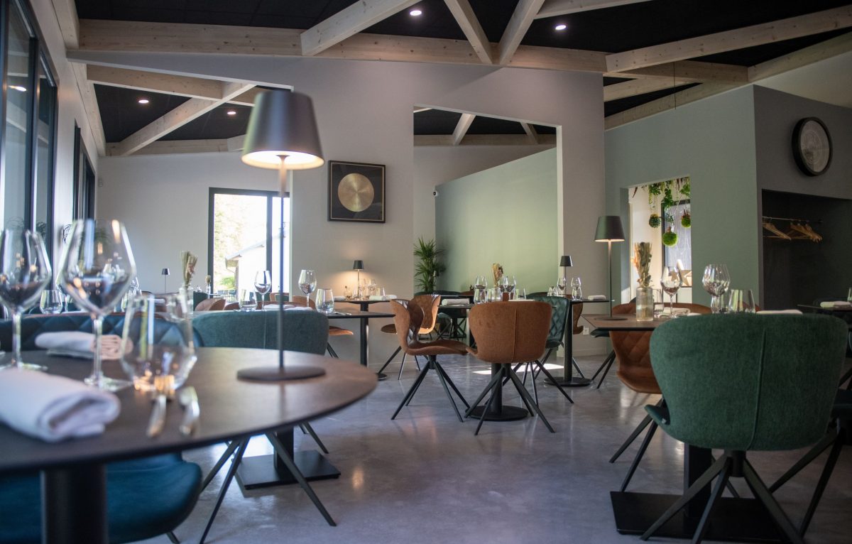 L’établissement totalise 75 couverts en intérieur et 70 en terrasse.  © Restaurant Le Méranie - Châtillon-Le-Duc