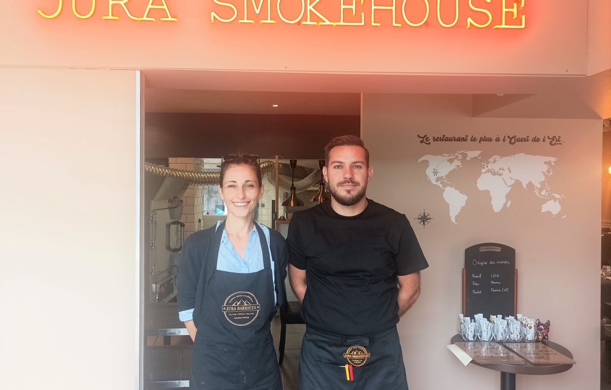 Hélène Avocat, 41 ans, bisontine d'origine, et son cousin Antoine Bongain, 35 ans, gérant du nouveau restaurant Jura SmokeHouse, 11 rue Faubourg Rivotte à Besançon © Lilou B.