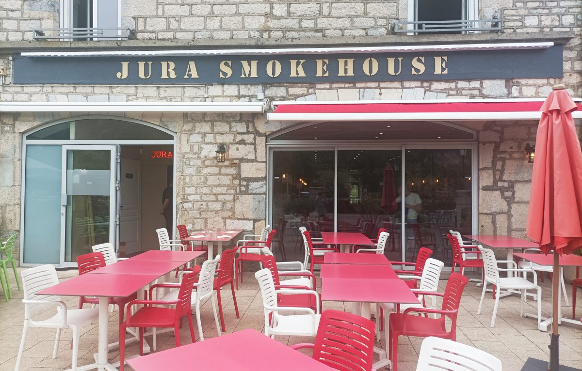 La terrasse totalise 40 couverts. © Lilou B.