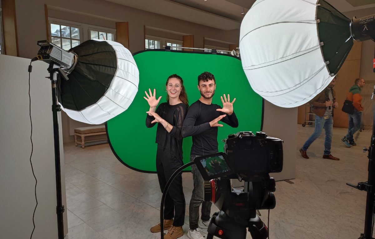 Coline Vieille-Marchiset et Florian Gérard sur le tournage de l'interprétation du conseil municipal de Besançon  © CAL'LSF