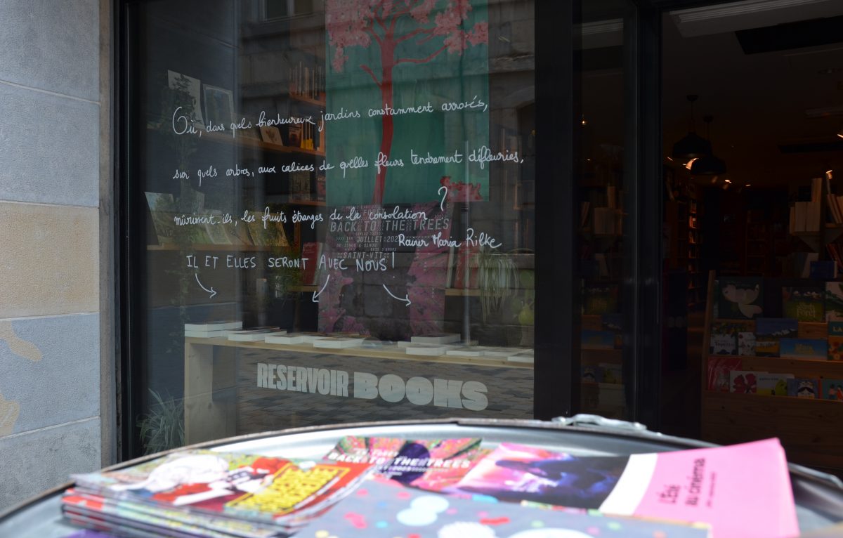 Devanture de la librairie Réservoir Books, 6 rue Gustave Courbet à Besançon <span class='copyright'>© Lilou B.</span>