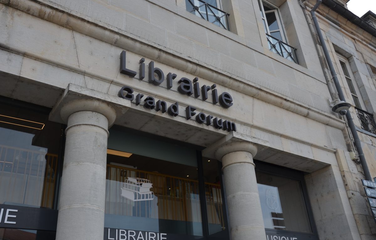 Devanture de la librairie Grand Forum, 18 place de la Révolution à Besançon <span class='copyright'></img>© Lilou B.</span>